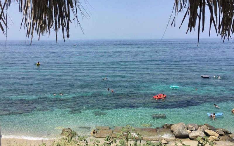 Formicoli la spiaggia dove fai il bagno sopra un porto romano